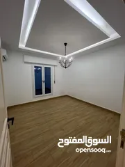  18 شقة للإيجار تشطيب ممتاز بالقرب من جامعة ناصر