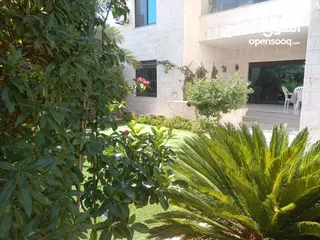  2 شقة ارضيه بسعر مغري داخلي 332 متر خارجي 180 متر