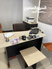  1 مكتب مع جانبيه مع وحده ارفف مع طاوله اجتماعات