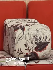  11 غرفة جلوس كبيره حمراء ويوجد معها كوشانات زياده ومساند تعتبر 18 مقعد ضهر باللون الاحمر والمقاعد معرقه