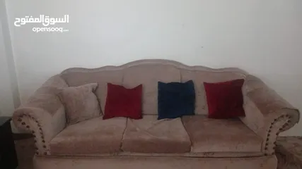  2 كنب وكورنر وغرفة نوم وثلاجة للبيع المستعجل
