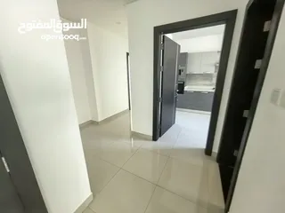  3 للايجار شقه سكنية نظيفة جدا مع التكييف .مكونة من.  غرفتين صالة ومطبخ  وحمامين موقع ممتاز