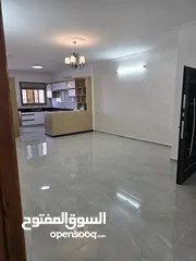  6 شقه للايجار السنوي جديده لم تسكن بعد والعماره جديده متوفر مصعد وكراج سياره