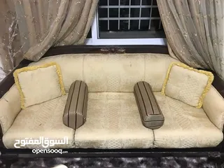  6 طقم كنب تنين مفرد واحد ثلاثيه واحدة ثنائيه +طقم طاولات ثلاث صغار واحده كبير، خشب زان