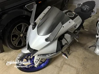  5 للبيع – دراجة نارية رياضية بحالة الوكالة  Yamaha R15M موديل 2023