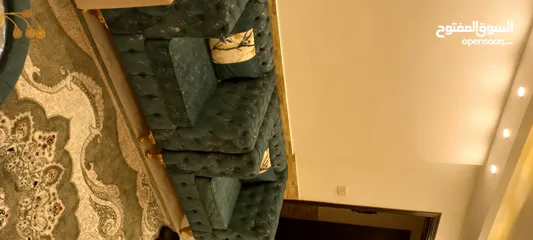  3 طقم كنب 7 مقاعد خليجي بحالة فوق الممتاز