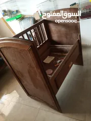 1 تخت بيبي وكرسي طعام
