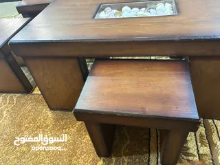  9 طقم ضيوف حفر خشب 7 مقاعد بحالة جيده  جدا مع طاوله وسط كبيره و4 طاولات مخفيه داخليه