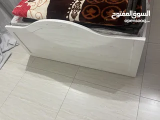  8 سرير 200x120 مبطن من الخلف من الغانم و معه مرتبه الوطنية جديدة