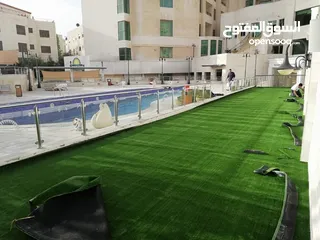  15 عشب صناعي وسياج عشبي