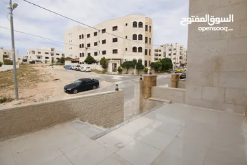  26 شقة طابق ارضي مع ترس على مستوى الشارع في ابو نصير  