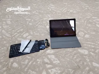  4 ايباد بس محروقه شاشته وكاله مع كرتونته بكل اغراض مكيسه له عندي اسبوع
