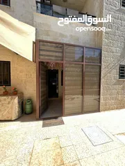  3 شقه في حي ابو الراغب 203 م مع حديقه مساحة 180 م تقريبا