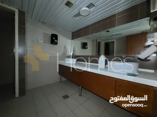  10 معرض بموقع مميز للبيع شارع عبدالله غوشه ، بمساحة 682 م