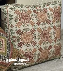  2 مرايه توضع بزاوية الغرف  وتعلق حجم كبير  وتطريز يدوي والألوان مميزة مع مساند ونفس الالوان للبيع