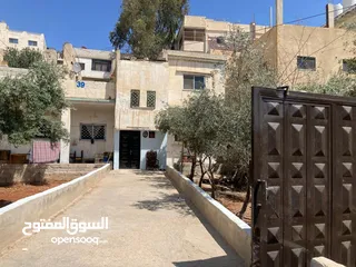  4 منزل طابق ارضي و نصف طابق ثاني مع حديقة و مصف يتسع لثلاث سيارات للبيع