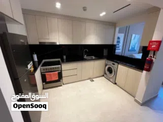  2 شقه متميزه سعر وموقع ومساحه بالاضافه الي عايد مضمون 13% غرفه وصاله بالجميرا جاهزه للسكن