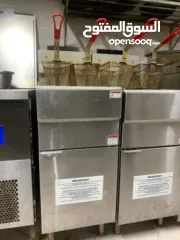  2 عدة مطعم كاملة مستعملة بحالة جديدة جداً استخدام اشهر فقط  متوفر ايضاً تلاجات و فريزرات كبيرة