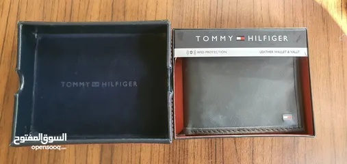  4 محفظة تومي هيلفيغر جديدة غير مستعملة في حي الروابي / الدوار السابع