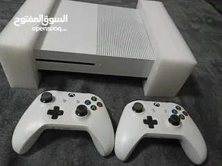  1 مستعملXbox one s 1 tb مع ايدين عدد 2 للبيع العاب عدد 18 مستعملة اصليه