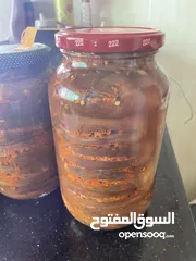  4 مقدوس بلدي بزيت الزيتون الاصلي والجوز الحديد  طعم لذيذ لا يقاوم محفوظ بعبوات زجاجية صحية