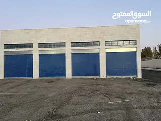  4 4 مستودعات متجاورة بمساحة إجمالية 211 متر – واجهة حجر وموقع مميز في الهاشمية