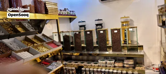  4 معرض مكسرات جاهز بالكامل”