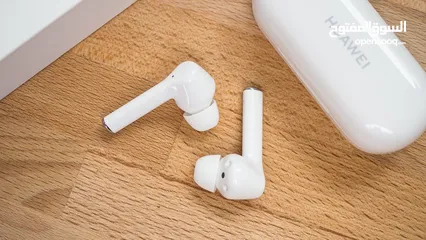  2 Huawei ear buds 3i