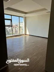  3 مكتب تم تجديده حديثاً جاهز للإيجار يقع بالقرب من الدوار الثاني بمساحة 180م