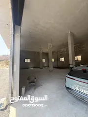  3 مخازن للإيجار اربع ابواب يصلح تأجير باب  مساحه المخزن الواحد ارتفاع 6 متر الطول 11 متر عرض المخزن 3