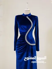  3 فستان سهرة أزرق مخمل راقي ، فخم و بحالة ممتازة ، مناسب للسهرات و الخطوبة و الأعراس .