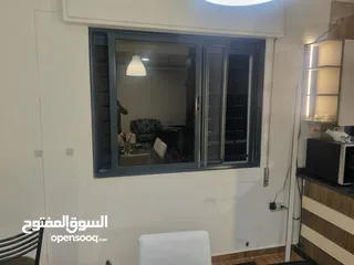  1 شباك المنيوم اسود مقطع خاص زجاج دبل لون عسلي مع كامل أغراضه الحلق والاباجور والرخام