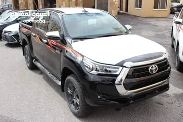  4 بك اب Toyota Hilux لون اسود فاخر