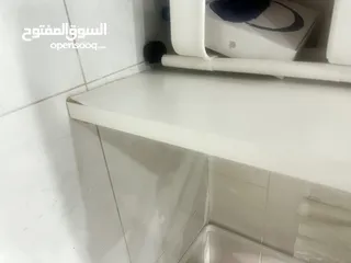  6 مكتب ايكيا مستعمل يوجد فيه خدوشات للبيع بسعر جيد