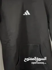  4 هودي تقيل مبطن متوفر بلون الأسود والأبيض