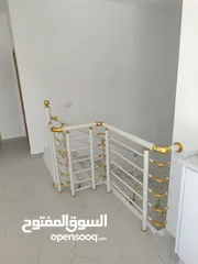  8 بيت جديد مكون من ثلاث طوابق مشطب غير مسكون مساحة 460 متر+70متر ترس بالقرب من شركة النزيه للبلاط