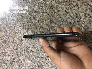  3 آيفون 11pro max التلفون نضيف جدا بس مغير بطاريه و الشاشه فيها شعر