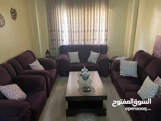  1 طقم كنب صالون مستعمل بحال الجديد لون بنفسجي  مقاعد 7 مع وجود طاولة وسط و طربزات خشب
