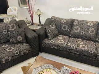  6 طقم كنب سبع مقاعد +طاوله سفره و8 كراسي +3 طاولات واحده وسط