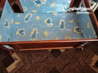  1 تخت بيبي عدد 2 ازرق و زهري اندونيسي مع الهزاز للتواصل