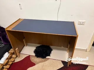  2 مكتب مع ماوس باد.. المكتب استعمال منزلي للدراسة ونظيف... مع كرسي اصلي أمريكي.. سعر حرق الاثنين ب 25