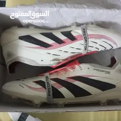  1 السلام عليكم ورحمه الله وبركاته اخواني حذاء كره القدم اديداس البريديتور الاصلي  للبيع بسعر مناسب...
