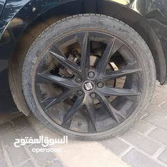 12 سيات ليون FR للبيع بسبب السفر في حالة ممتازة تم تجديد good will شهادة كشف دهان اصلي