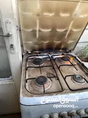 2 فرن غاز تركي قياس 50 x 60 بحالة جيدة كل العيون شغالة لكن الشواية العلوية تحتاج صيانة