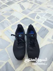  1 حذاء رياضي اسود مرتب مريح بالغاية