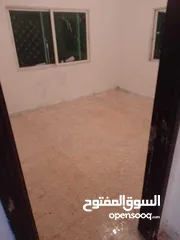  3 بيت مستقل في جبل الحديد 3 غرف نوم وصاله وصلون وكراج وحوش على داير البيت مساحة البناء 120 مطبخ راكب