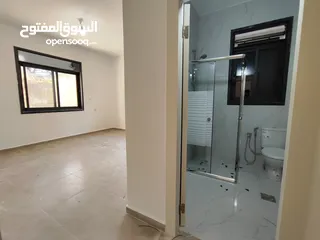  5 شقة ارضية مع ساحه غير مفروشة للايجار في سردا