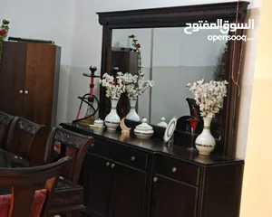  2 طاولة سفره مع بيرو بحاله ممتازه في اربد.