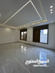  25 شقة طابقية شبه ارضي مع ترس مساحة داخلية 248 متر ومساحة ترس 100 متر باجمل مناطق الجبيهة