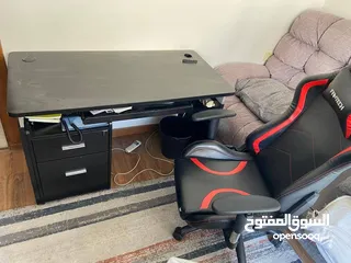  1 مكتب وكرسي جلد كتير ناعم